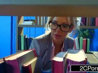 Bored pieptoasa bibliotecar courtney taylor hankering pentru o greu pula pentru suge