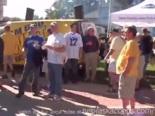 Festas e piscando tetas enquanto tailgating fora iowa cidade football jogo