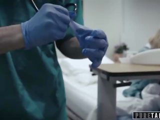Puro tabú pervertido doc da adolescente paciente vagina examen