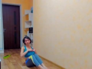 Smyslný bruneta myla anděl performs gymnastics v sportwear s ňadra out&excl;